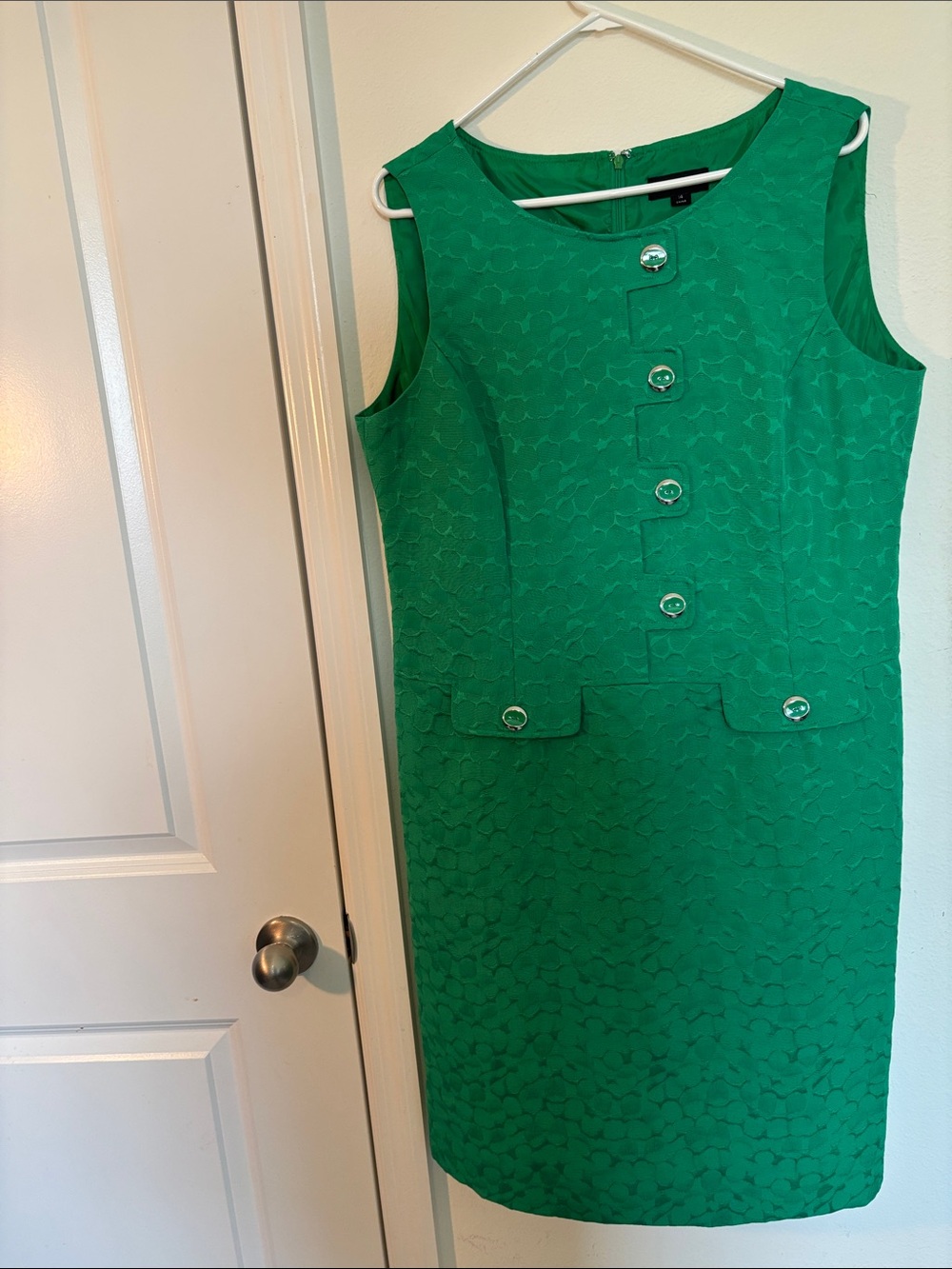 Classic Sleeveless Sheath Dress in Green